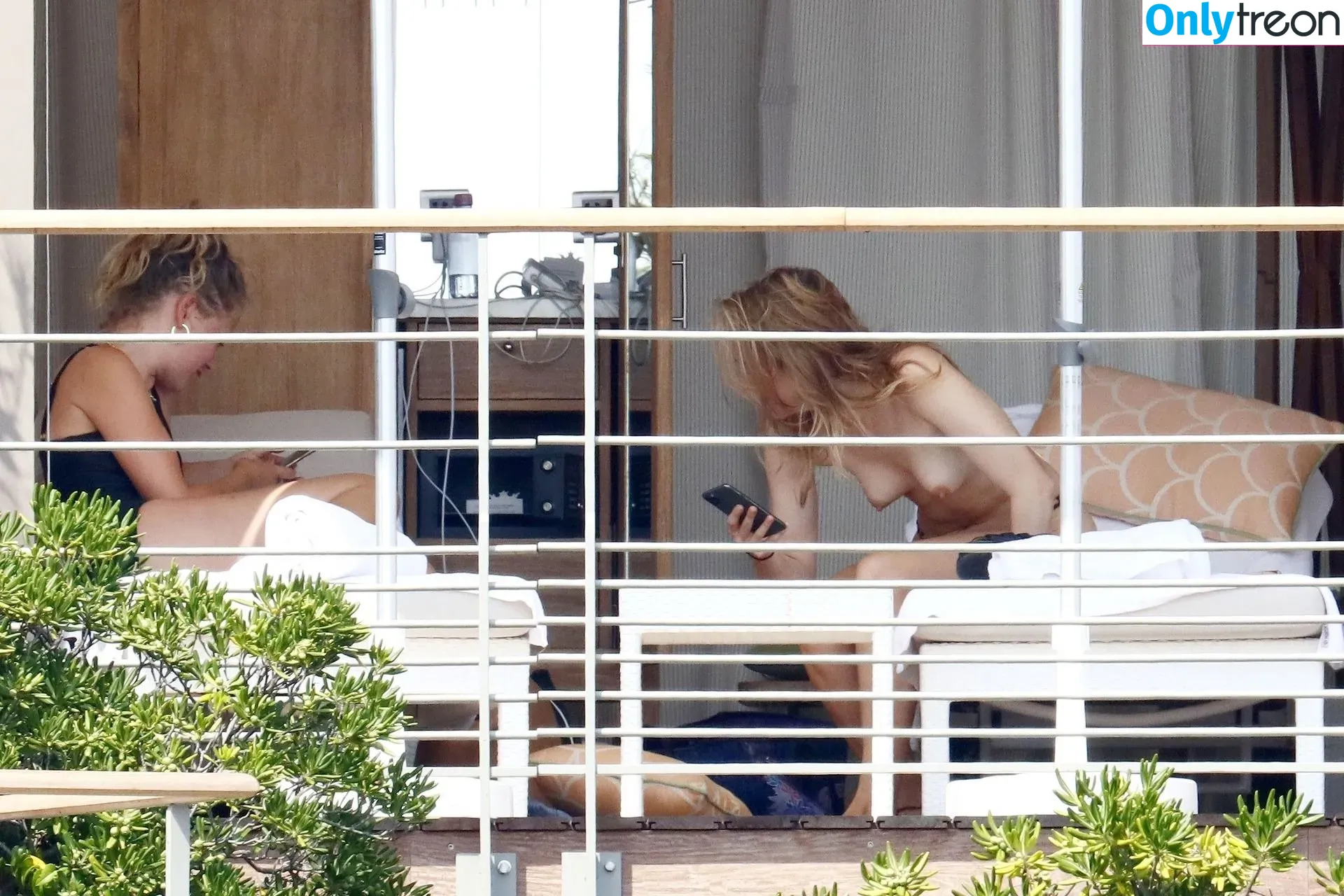 Suki Waterhouse nude photo #0062 (sukiwaterhouse)
