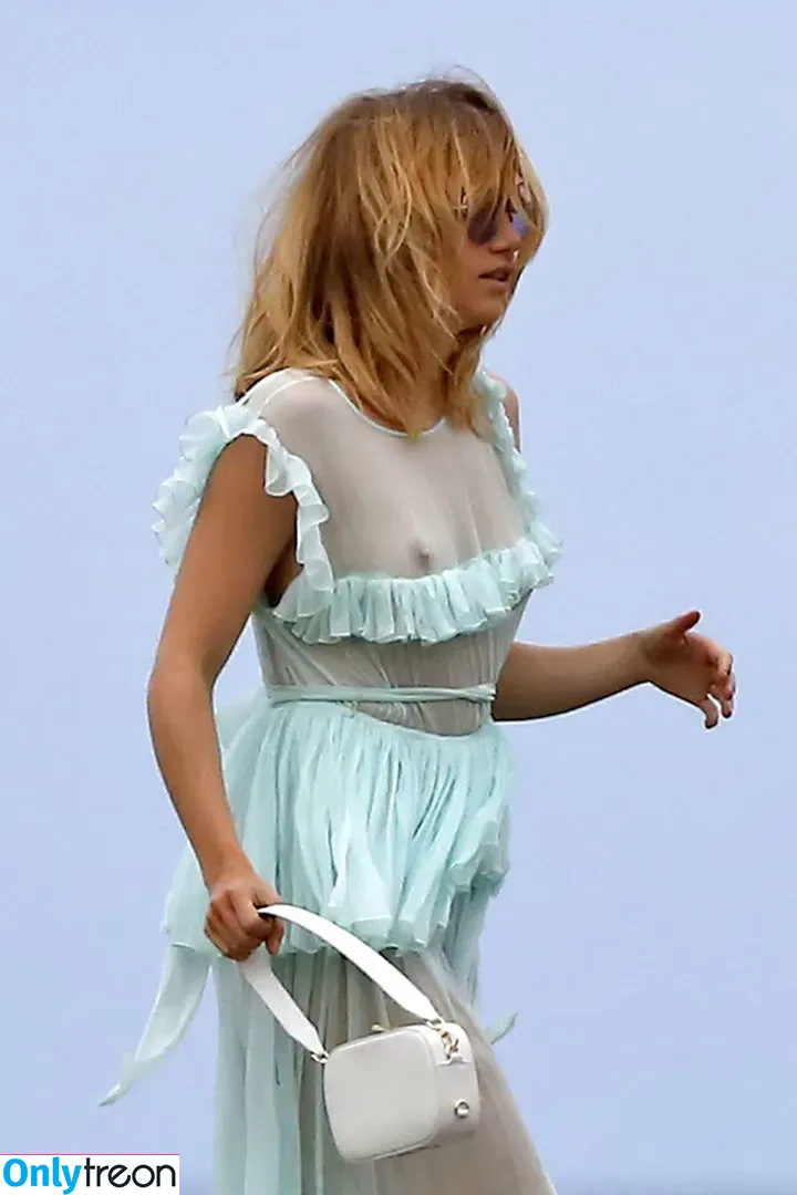 Suki Waterhouse nude photo #0084 (sukiwaterhouse)