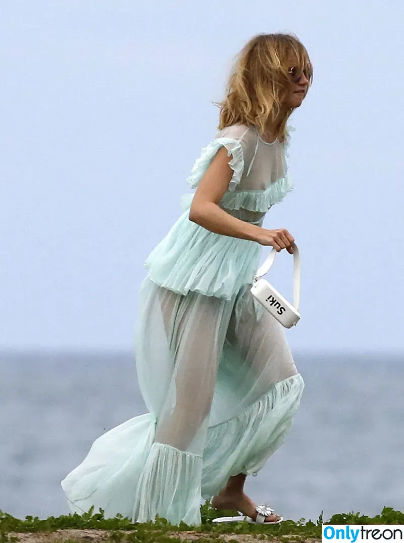 Suki Waterhouse nude photo #0086 (sukiwaterhouse)