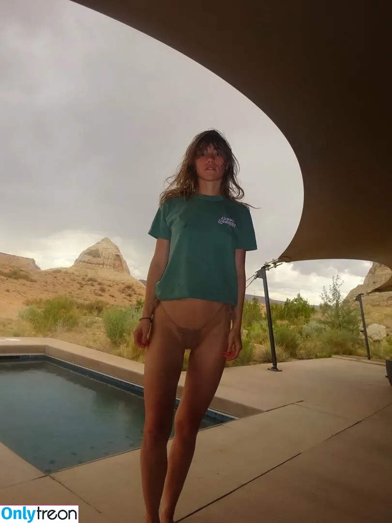 Suki Waterhouse nude photo #0100 (sukiwaterhouse)