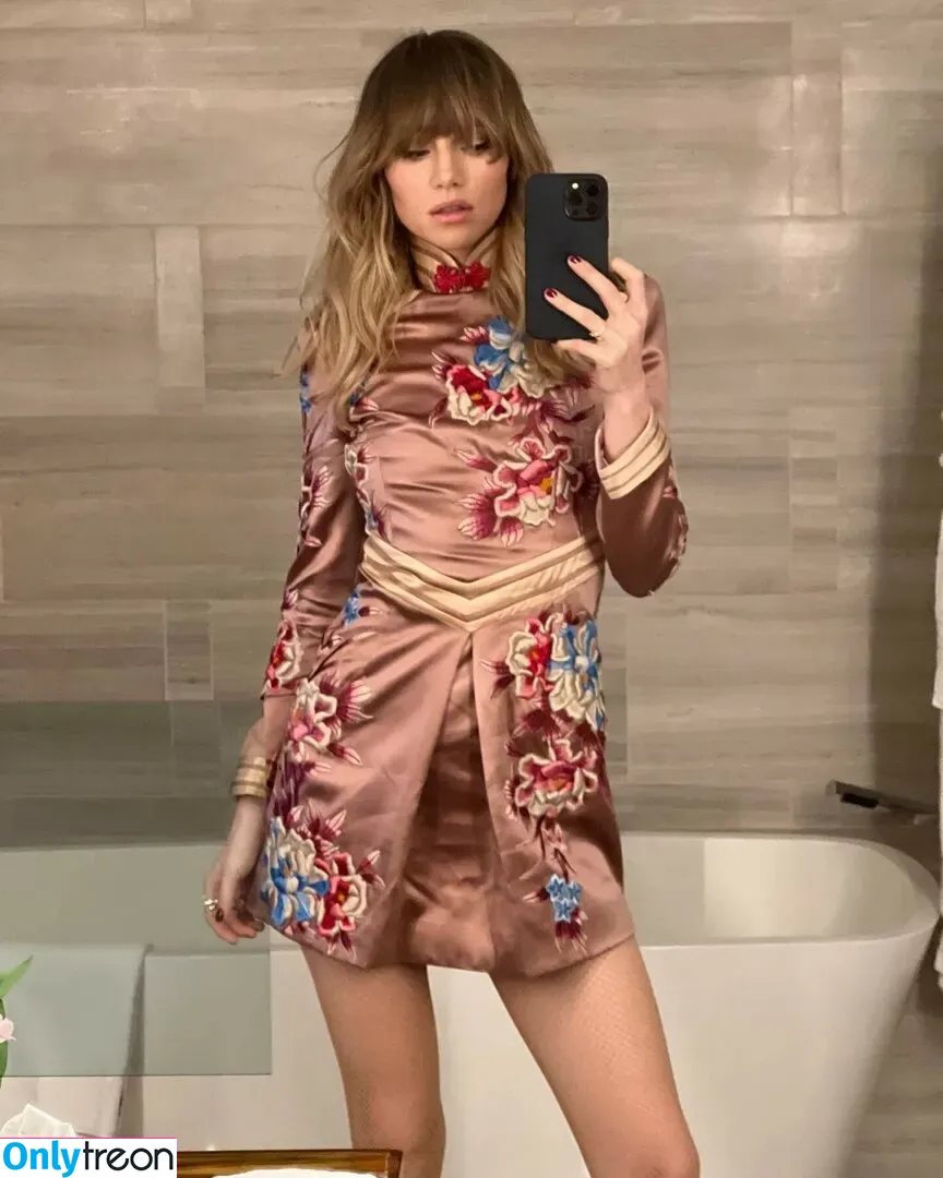 Suki Waterhouse nude photo #0168 (sukiwaterhouse)