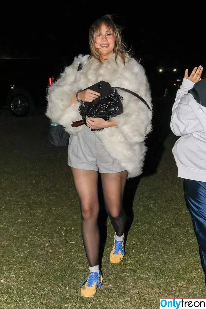 Suki Waterhouse nude photo #0194 (sukiwaterhouse)