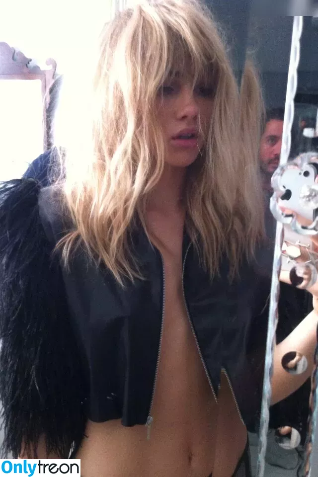 Suki Waterhouse nude photo #0232 (sukiwaterhouse)