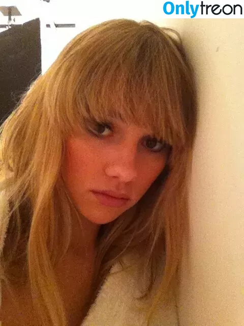 Suki Waterhouse nude photo #0263 (sukiwaterhouse)