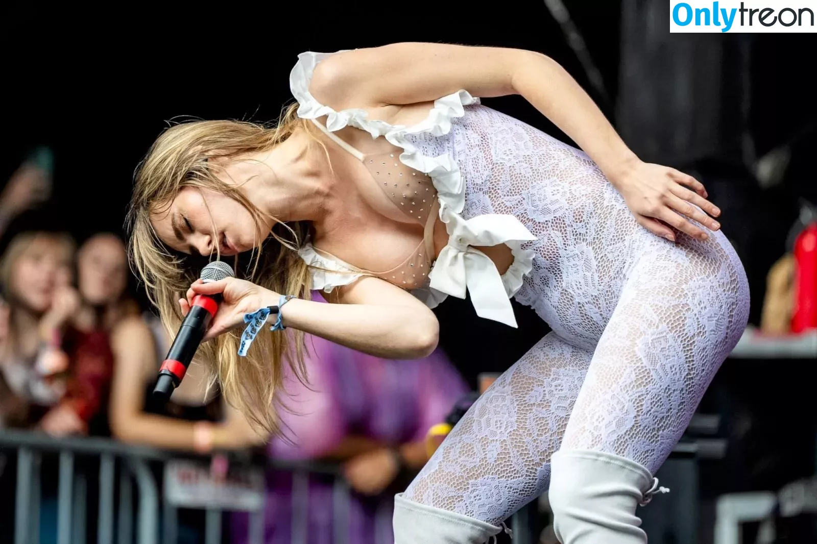 Suki Waterhouse nude photo #0288 (sukiwaterhouse)