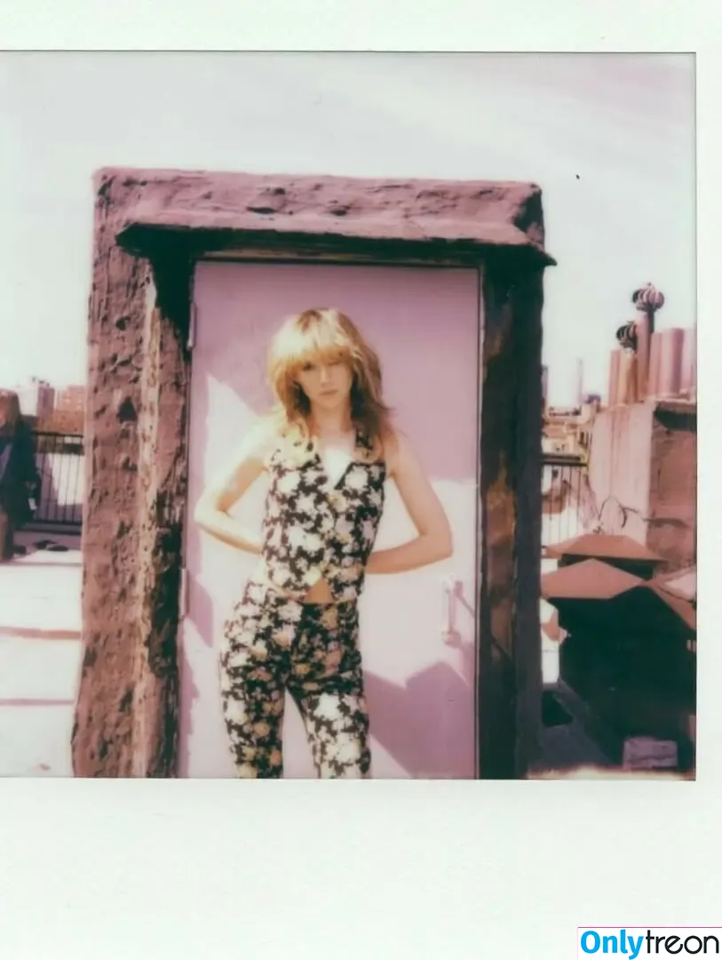 Suki Waterhouse nude photo #0708 (sukiwaterhouse)