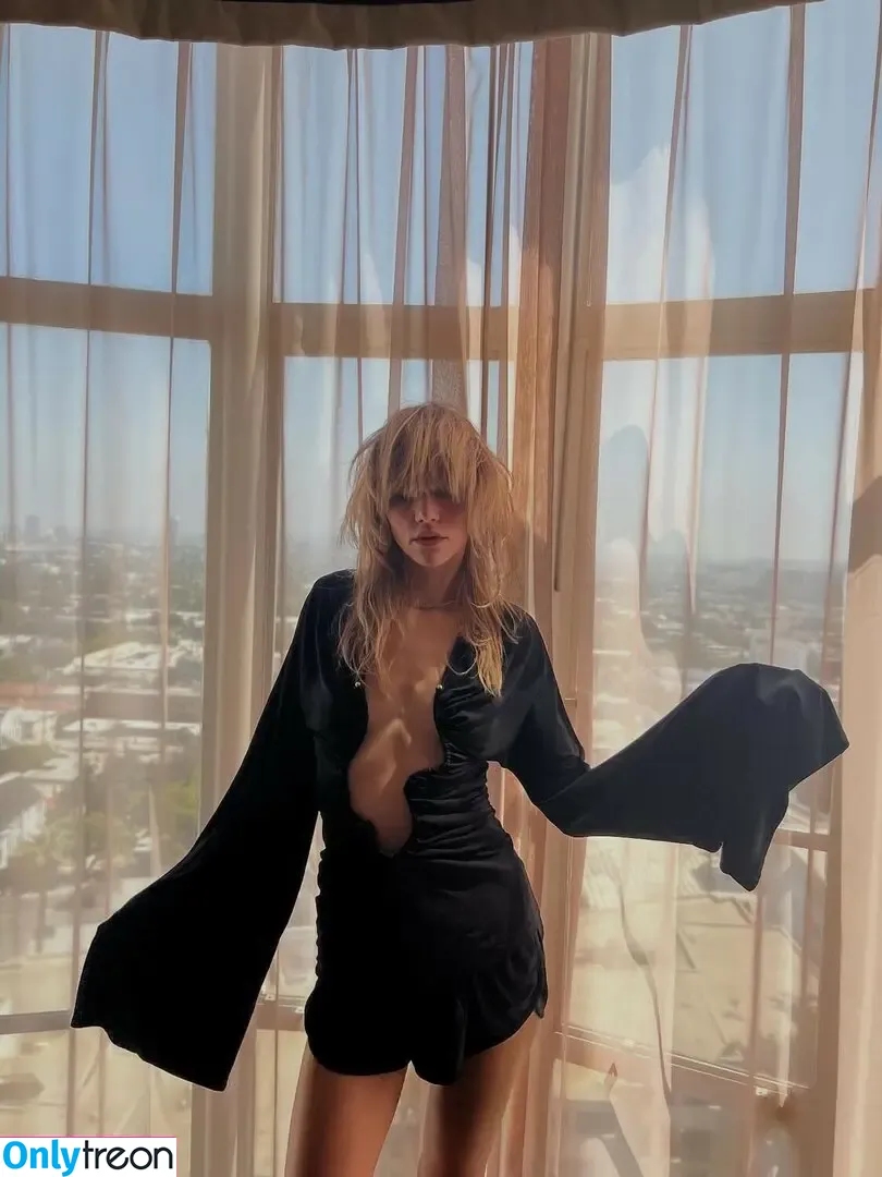 Suki Waterhouse nude photo #0719 (sukiwaterhouse)