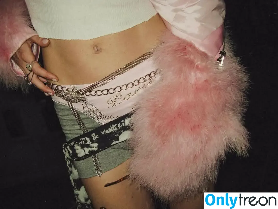 Suki Waterhouse nude photo #0738 (sukiwaterhouse)