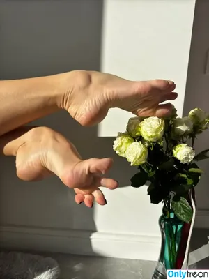 Swanfeet / elzaarch nude photo #0080