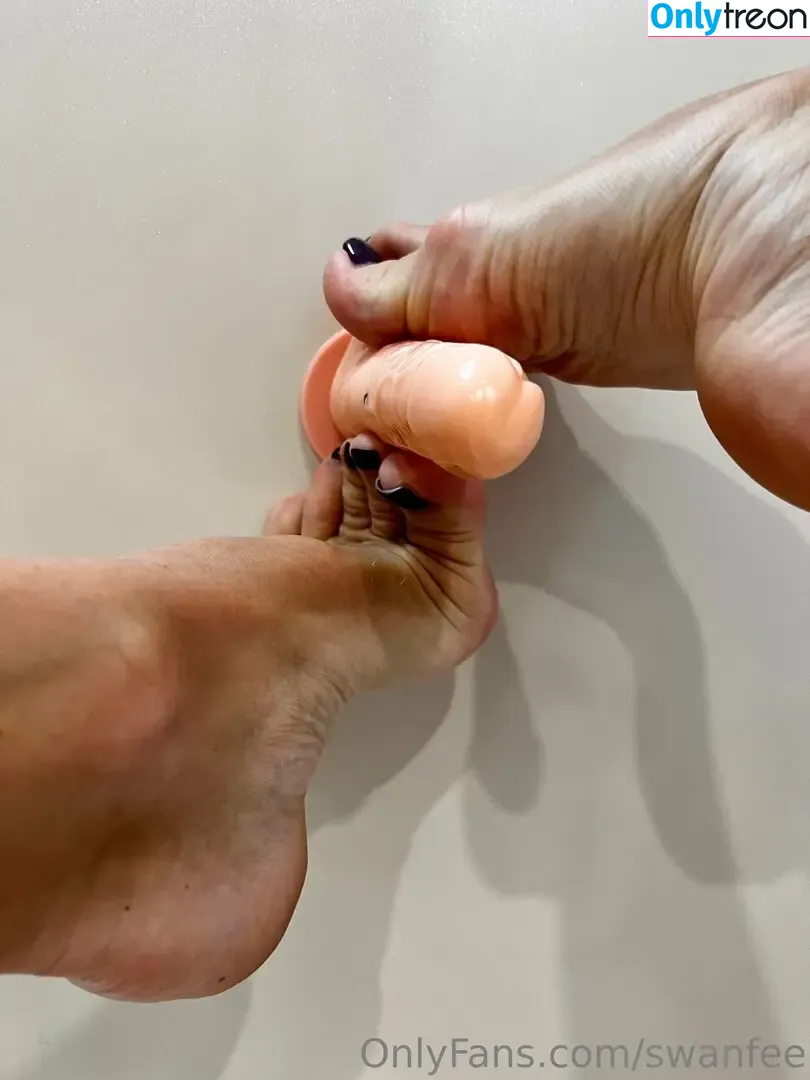 Swanfeet nude photo #0007 (elzaarch)