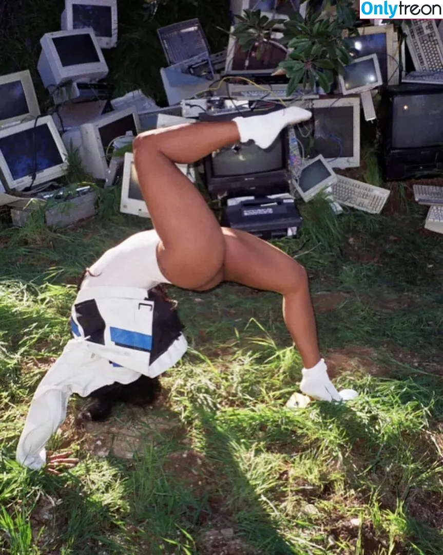 SZA nude photo #0003 (Solana Rowe / thejad3x)
