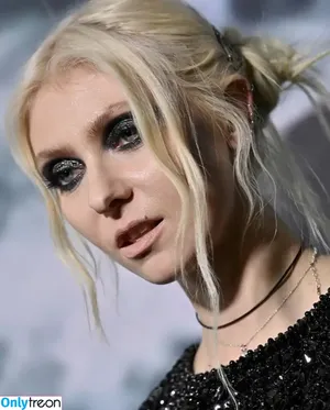 Taylor Momsen / aryelsoul / taylormomsen nude photo #0213