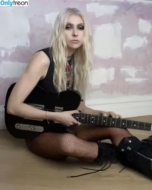 Taylor Momsen / aryelsoul / taylormomsen nude photo #0370