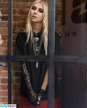 Taylor Momsen / aryelsoul / taylormomsen nude photo #0408