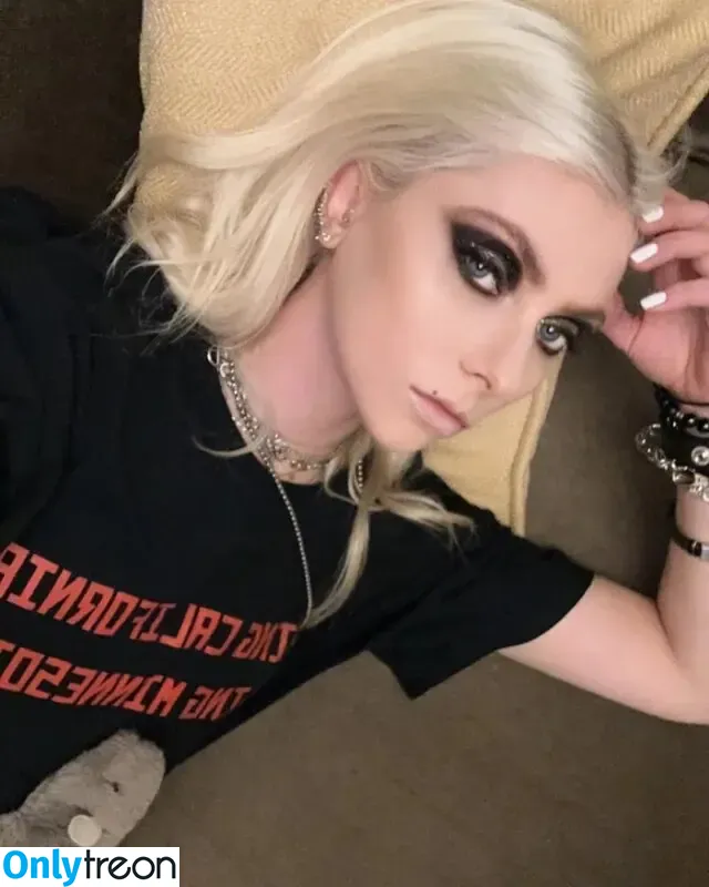 Taylor Momsen nude photo #0471 (aryelsoul / taylormomsen)