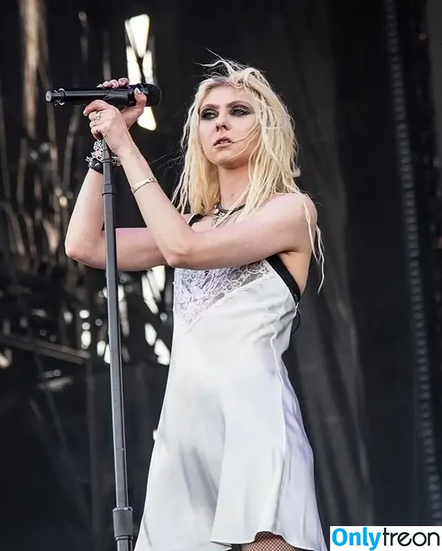 Taylor Momsen nude photo #0491 (aryelsoul / taylormomsen)