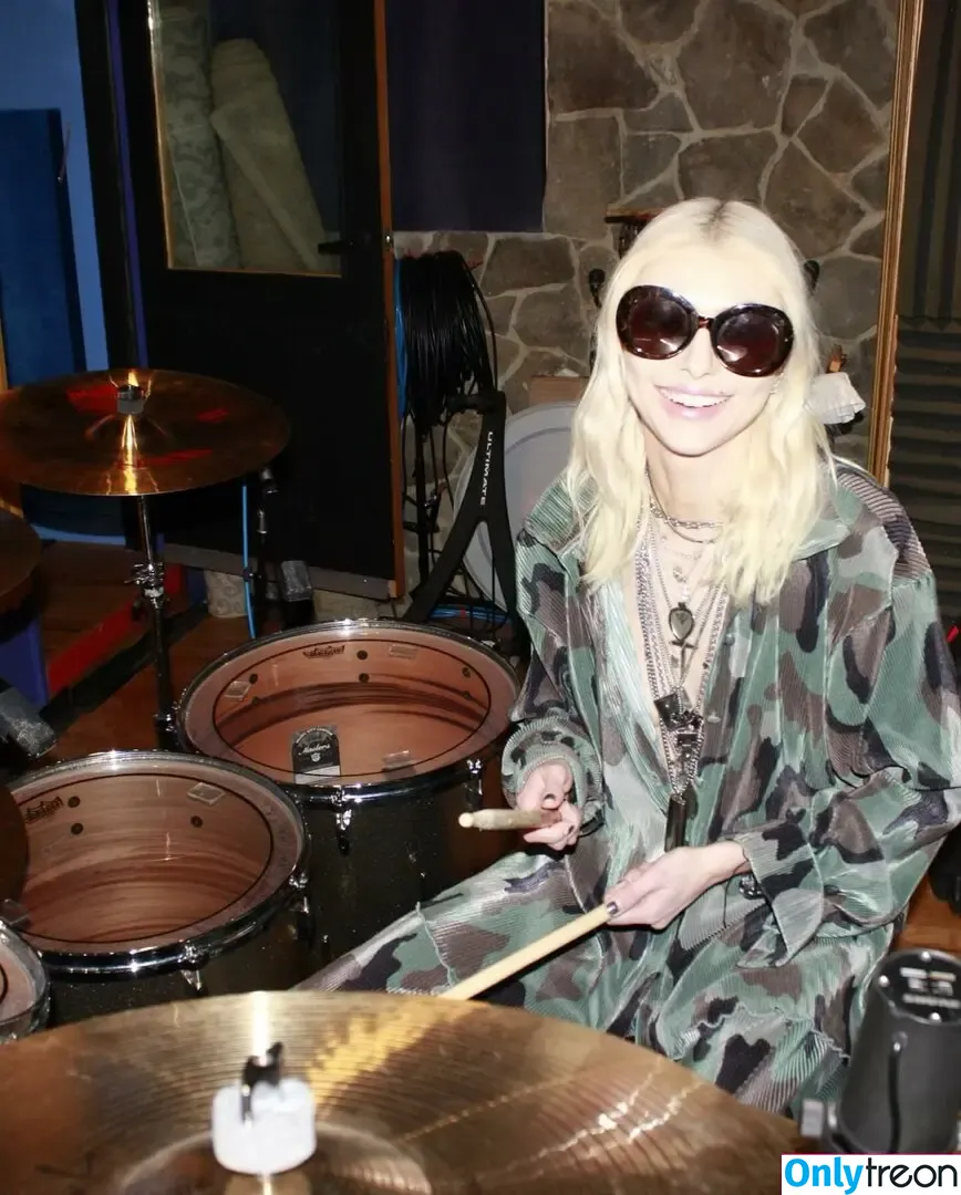 Taylor Momsen nude photo #0706 (aryelsoul / taylormomsen)