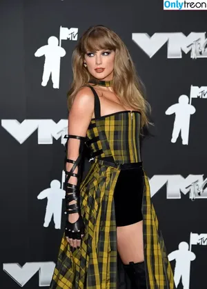 Taylor Swift / shawtiee / taylorswift / taylorswift13 nude photo #9196