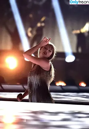 Taylor Swift / shawtiee / taylorswift / taylorswift13 nude photo #9332