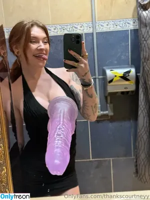 thankscourtneyy / heycourtneyy nude photo #0023