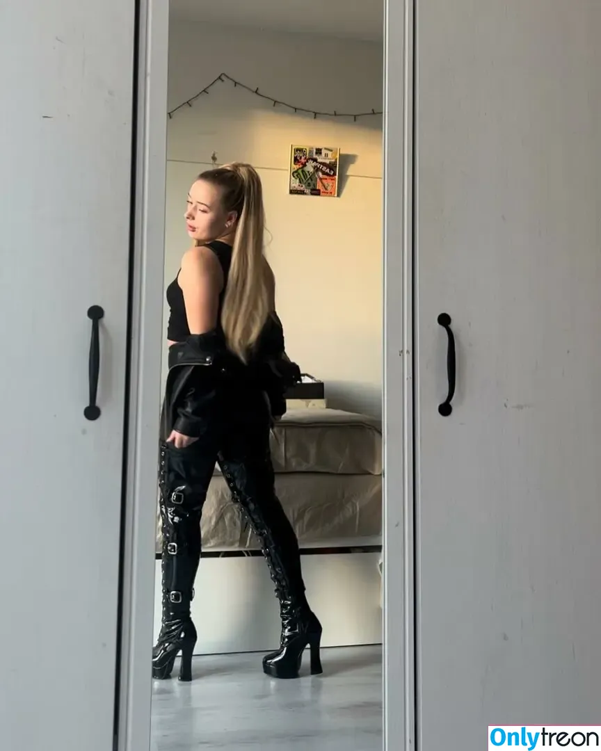 The Dutch Latex Goddess nude photo #0009 (thelatexgoddess / xbowiine)