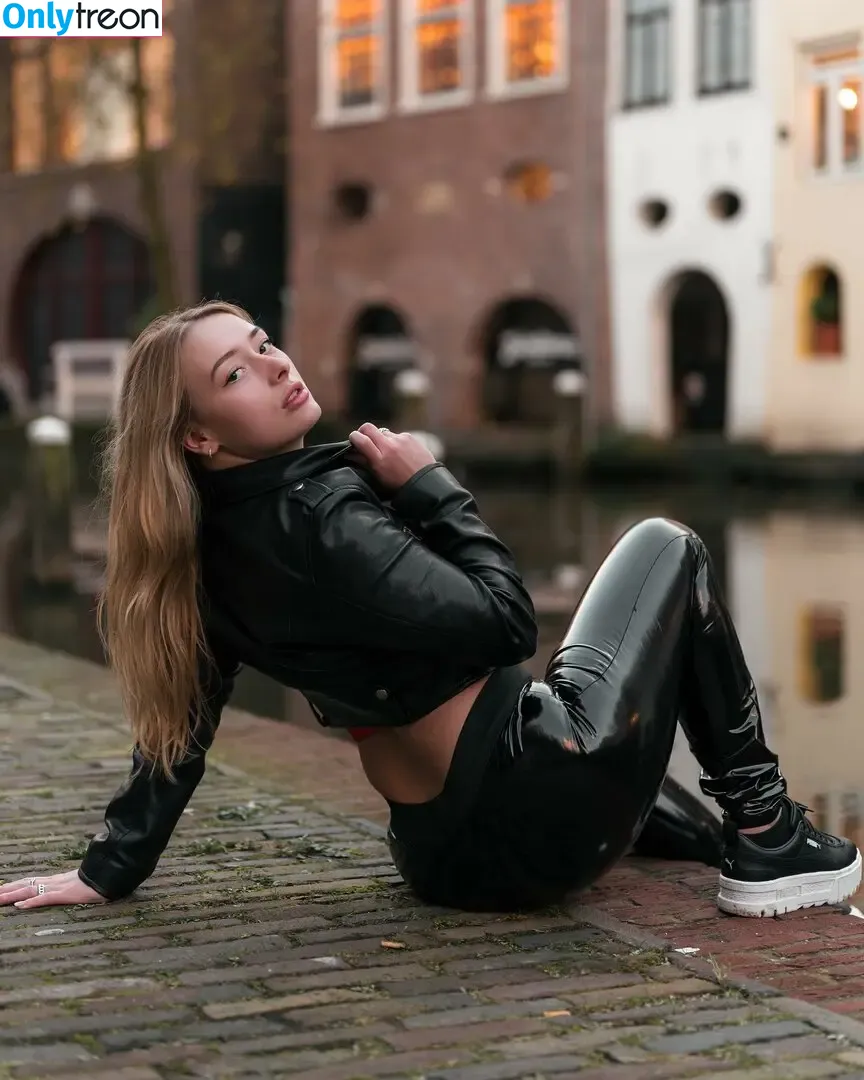 The Dutch Latex Goddess nude photo #0022 (thelatexgoddess / xbowiine)
