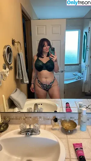 thebrittanyxoxo / brittanyelizabethxoxo nude photo #0019