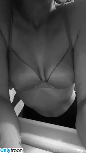 thereallindseyluna / thereallindseylunaa nude photo #0019