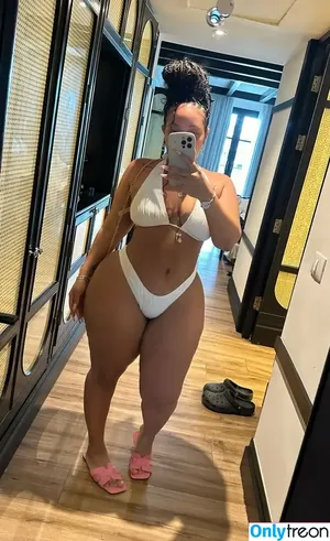 Thick Baddie / Brendalinboss.__ / nenasoopretty nude photo #0056
