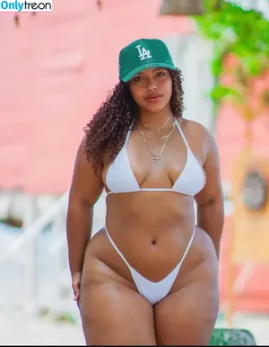 Thick Baddie / Brendalinboss.__ / nenasoopretty nude photo #0060