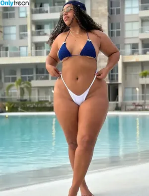 Thick Baddie / Brendalinboss.__ / nenasoopretty nude photo #0065