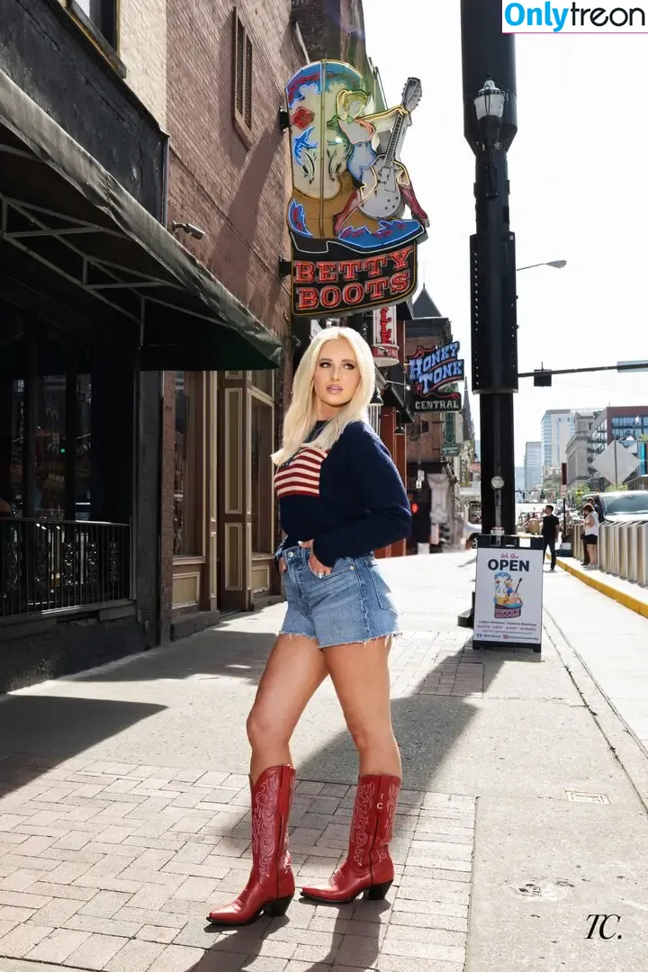 Tomi Lahren nude photo #0175 (tomilahren)