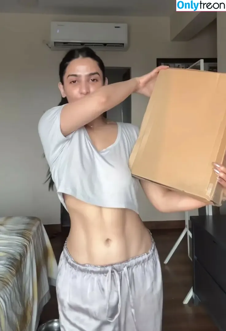 Toned Belly nude photo #0005 (Slightly Raised Tummy / anc1lla / rastacame)