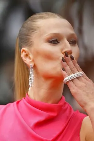 Toni Garrn / tonigarrn nude photo #0014