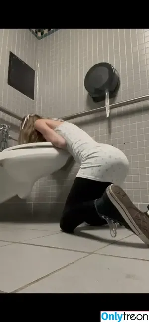 trashydumbwhore / yrakillthemall nude photo #0007