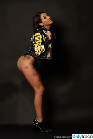 truebellee / truebelle_official nude photo #0003