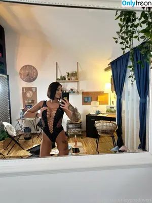 truebellee / truebelle_official nude photo #0008