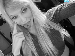 TsIzzyWilde / realizzywilde nude photo #0001