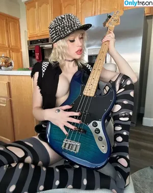 TsIzzyWilde / realizzywilde nude photo #0067