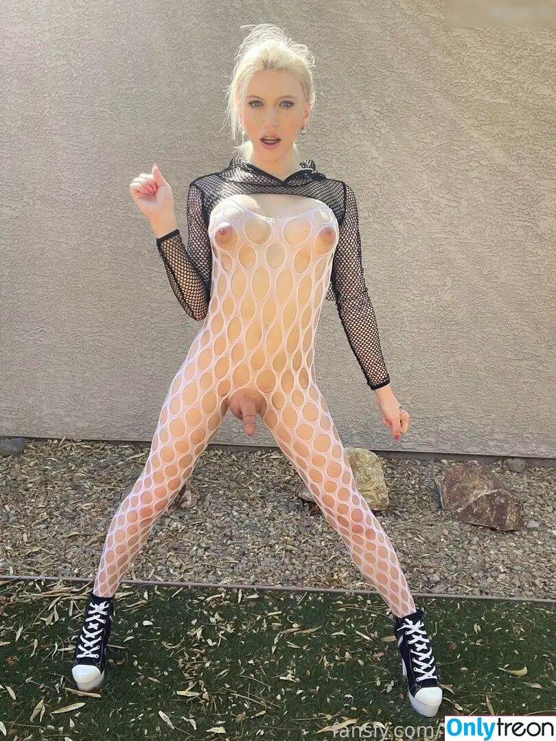TsIzzyWilde nude photo #0454 (realizzywilde)