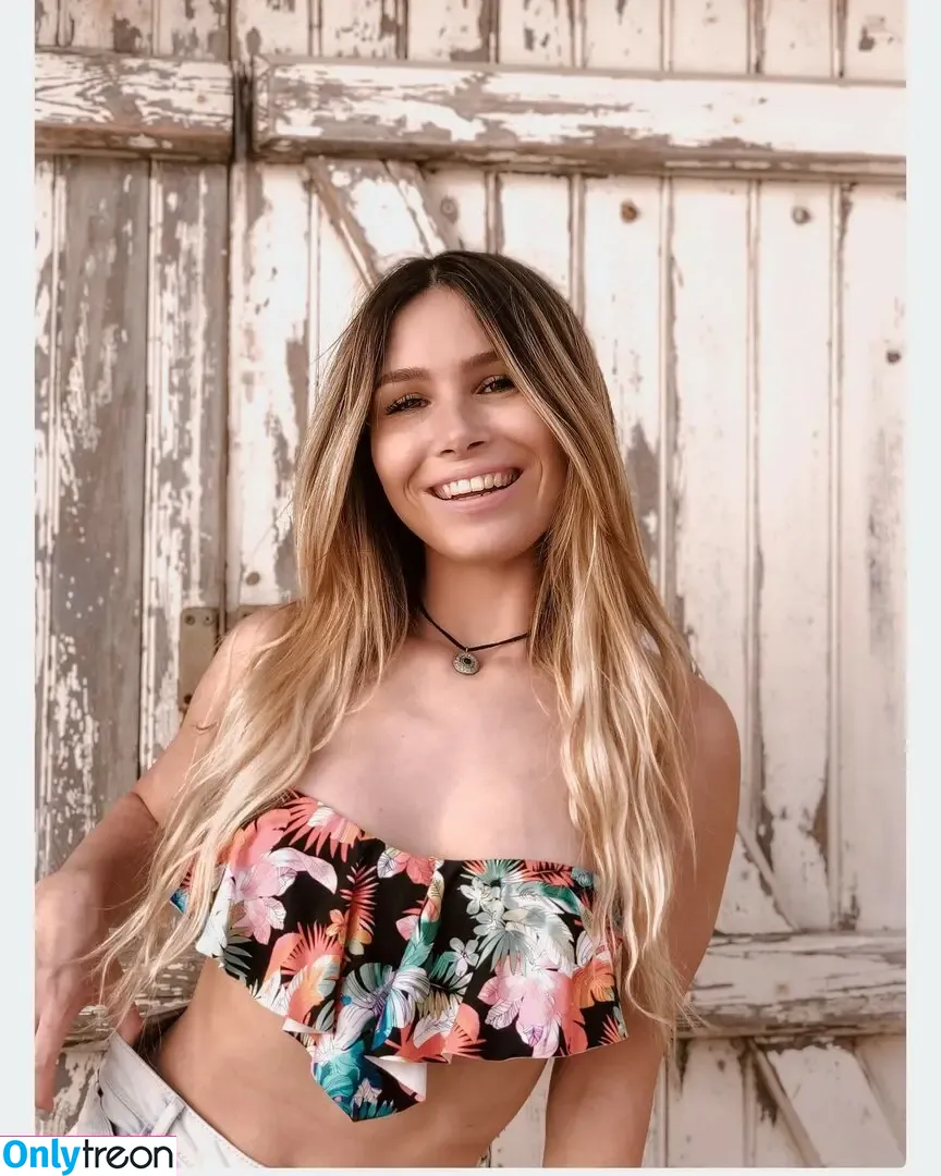 Tslanaxoxo nude photo #0086 (Yourlanatgirl / Yourlittlelana)