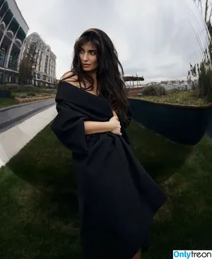 Tuba Buyukustun / tubabustun.official nude photo #0004