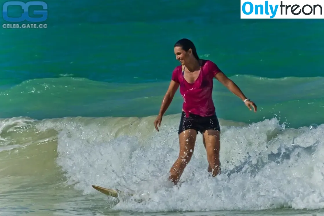 Tulsi Gabbard nude photo #0070 (tulsigabbard)