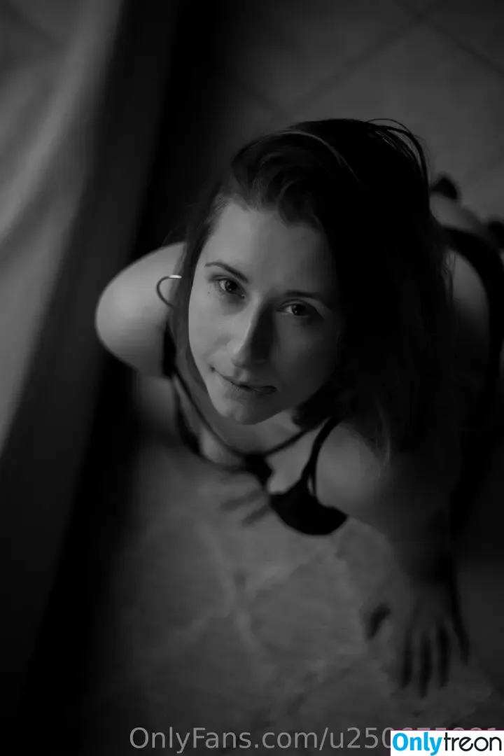 u250675881 nude photo #0044 (u250675881)