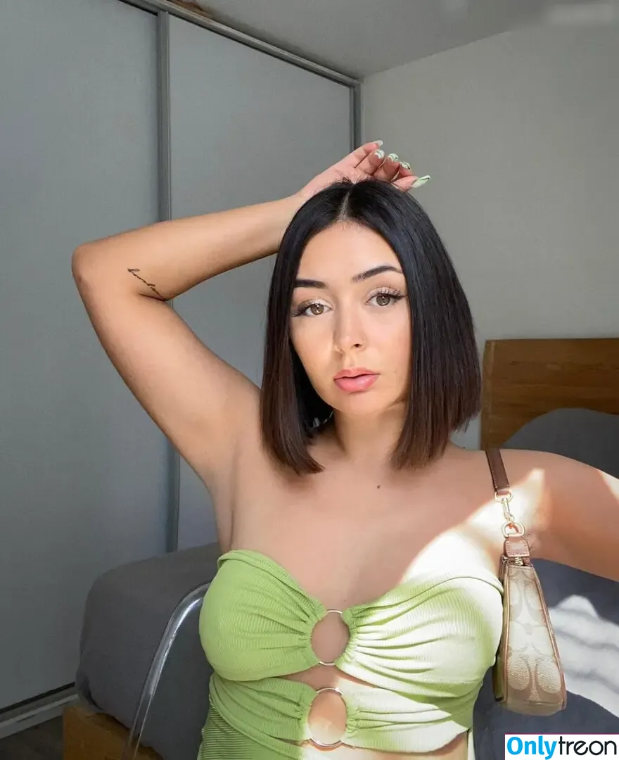 Ugclaurita nude photo #0003 (laurachesnok)