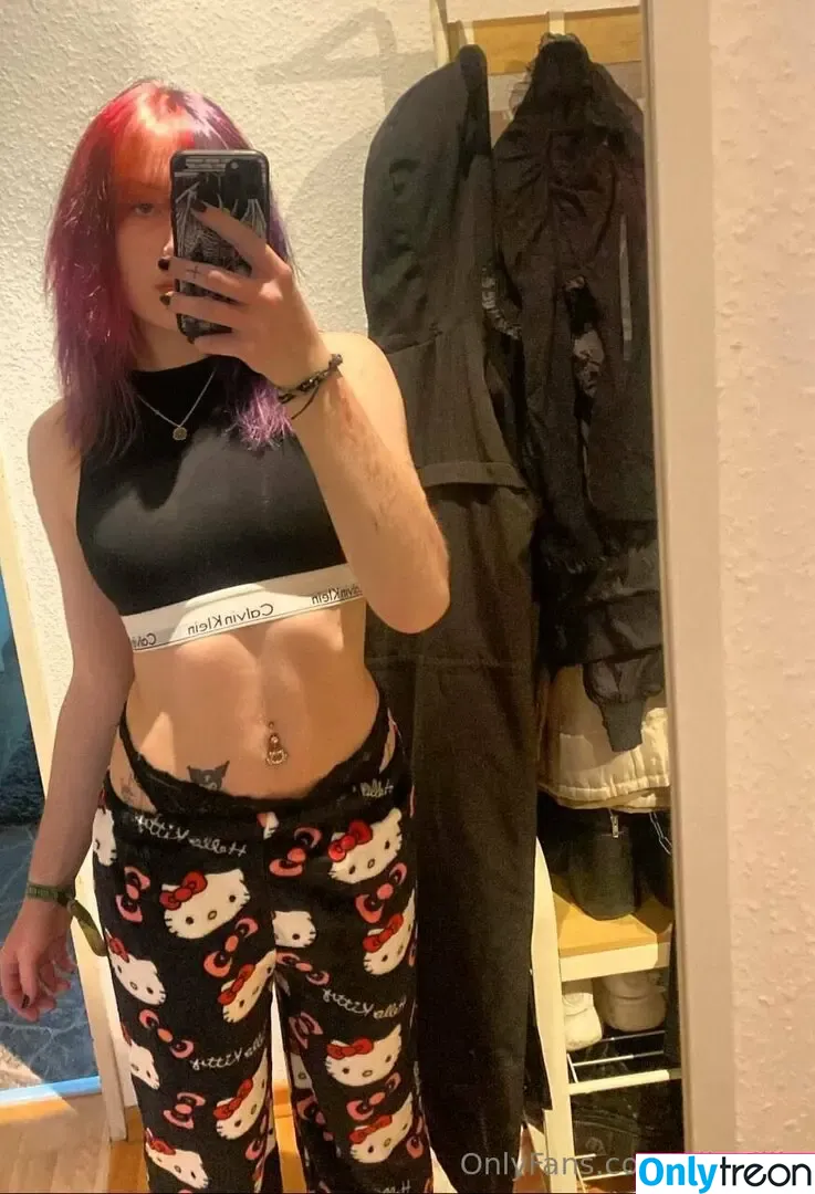 ur_kitten_liv nude photo #0003 (ur_favourite_kitten)