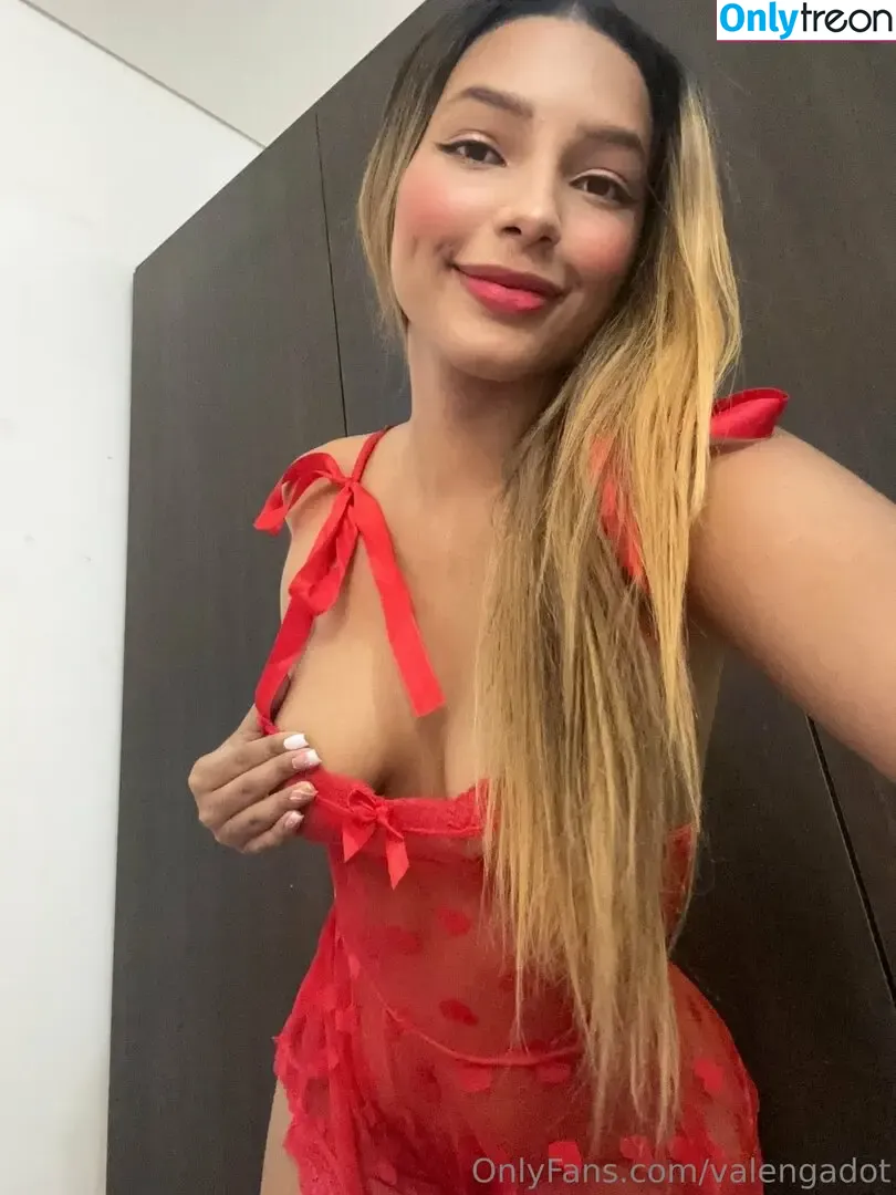 valengadot nude photo #0005 (valgadott)