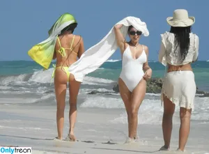 Vanessa Hudgens / VanessaHudgens nude photo #0127