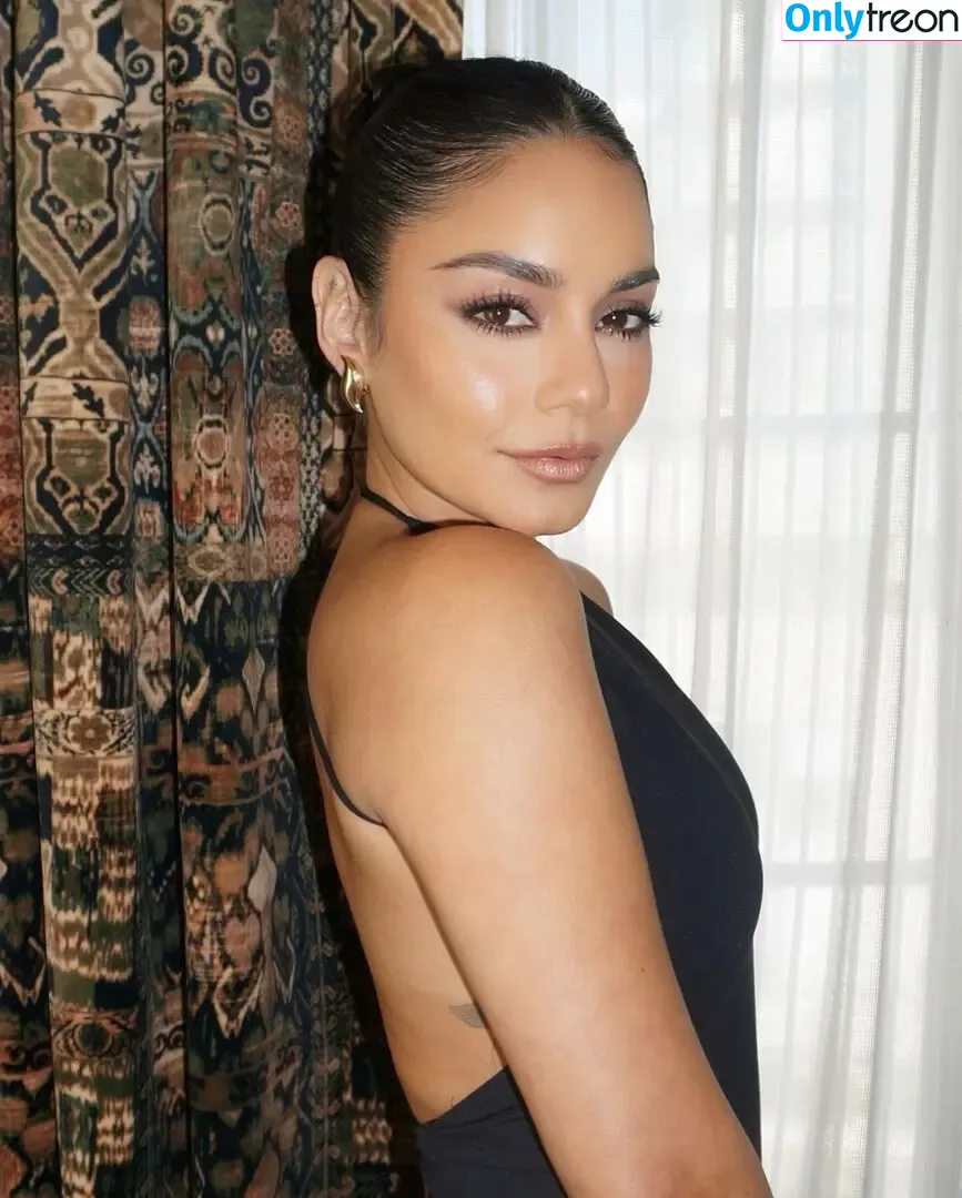 Vanessa Hudgens nude photo #0012 (VanessaHudgens)