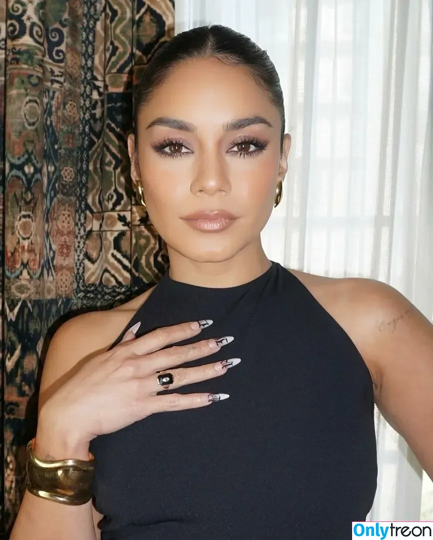 Vanessa Hudgens nude photo #0014 (VanessaHudgens)